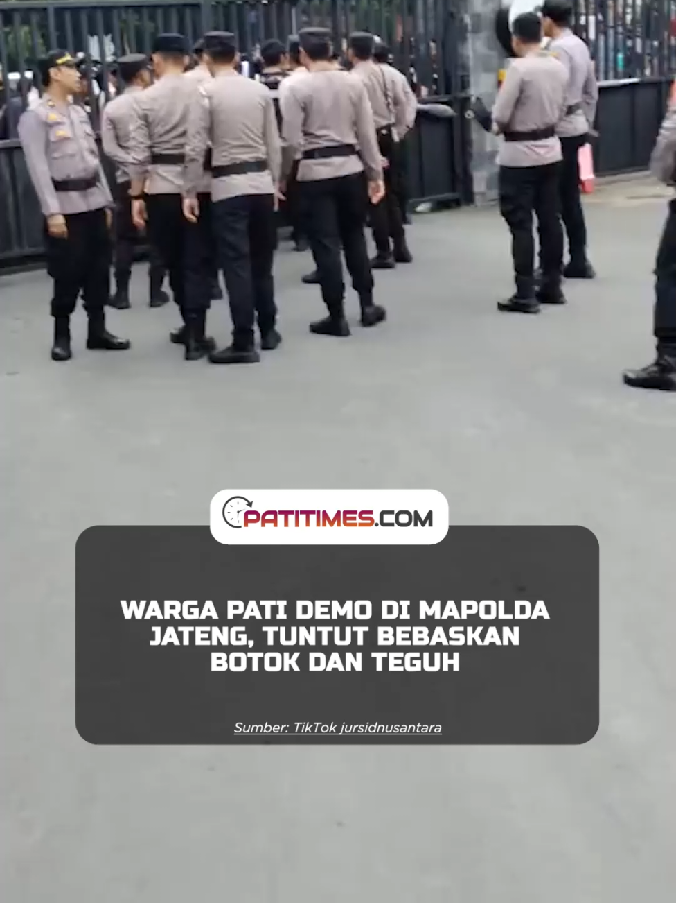 Sejumlah warga Pati menggelar aksi di Mapolda Jateng menuntut pembebasan Botok dan Teguh, anggota AMPB yang ditetapkan tersangka setelah memblokir Jalan Pantura akibat batalnya pemakzulan Bupati Sudewo. Massa membawa poster bertuliskan “Pejuang Demokrasi Bukan Kriminal” dan “Bebaskan Tetangga Kami”. #DemoPati #MapoldaJateng #BebaskanBotokTeguh #AMPB #PejuangDemokrasi 