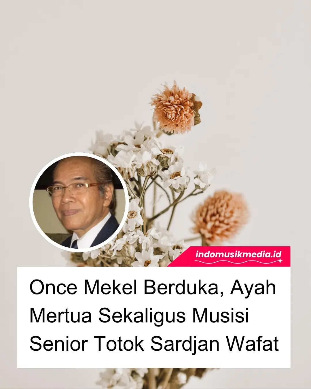 Kabar duka datang dari dunia musik Tanah Air. Musisi senior Muchammad Tauchid, atau yang lebih dikenal dengan nama Totok Sardjan, meninggal dunia pada Selasa (4/11/2025). Almarhum mengembuskan napas terakhir di Rumah Sakit Pusat Pertamina (RSPP) pada usia 78 tahun. Totok Sardjan dikenal luas sebagai salah satu drummer dan musisi legendaris Indonesia yang telah berkontribusi besar bagi perkembangan musik di tanah air. Selain kiprahnya yang panjang di dunia musik, ia juga merupakan suami dari penyanyi senior Henny Purwonegoro dan ayah mertua dari Once Mekel, mantan vokalis Dewa 19. Kabar meninggalnya Totok Sardjan dikonfirmasi oleh penggiat musik Stanley Tulung melalui pesan singkat yang beredar pada Selasa (4/11/2025). “Innalillahi Wainnailaihi Rojiun. Telah berpulang ke Rahmatullah Muchammad Tauchid bin Mohammad Sardjan,” tulis Stanley dalam pesannya, seperti dikutip dari Suara.com. “Beliau adalah suami dari penyanyi senior Henny Purwonegoro dan mertua dari Once Mekel,” imbuhnya. Sebelum meninggal dunia, Totok Sardjan diketahui memiliki riwayat penyakit yang berkaitan dengan jantung dan paru-paru. Menurut keterangan Stanley Tulung, kondisi kesehatan Totok sempat menurun dan ia berjuang melawan penyakit tersebut hingga akhirnya berpulang di usia 78 tahun. Masalah kesehatan pada organ vital itu disebut menjadi penyebab utama menurunnya kondisi fisik Totok dalam beberapa waktu terakhir. Meski sempat mendapatkan perawatan intensif di Rumah Sakit Pusat Pertamina, nyawanya tak tertolong. Sebagai sosok yang dikenal disiplin dan berdedikasi terhadap musik, kepergian Totok meninggalkan duka mendalam bagi rekan-rekan seprofesi. Banyak musisi senior dan penggemar yang menyampaikan belasungkawa melalui media sosial, mengenang kontribusi dan kiprah panjang almarhum di dunia musik. via yoursay.suara.com #indomusikmedia #beritaviral #beritahariini #fyp #fyi 