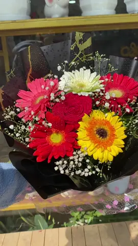 Get this bouquet at just rs.500 only #mixflower #bestbouquet #roses #gerbera #gypsy 
