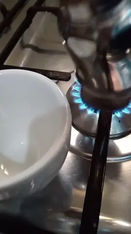 حاسه ان القهوه عاوزه تقولي اعملك ايه يعني عشان افوقك انا مجرد حبوب مطحونه زيك 🖤