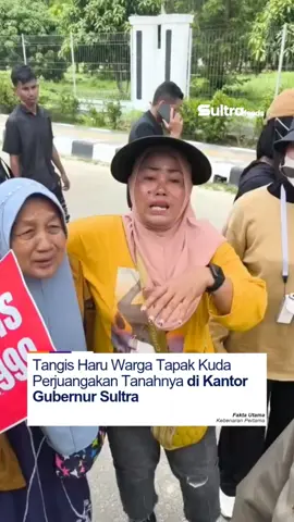 KENDARI - Puluhan warga Tapak Kuda Kendari mendatangi Kantor Gubernur Sulawesi Tenggara (Sultra) untuk memperjuangkan hak atas tanah yang mereka klaim sebagai milik sah, Rabu (05/11/2025). Dalam aksi unjuk rasa penolakan pengambilalihan tanah warga oleh Koperasi Perikanan Perempangan Soananto (Kopperson) berubah menjadi suasana haru. Tangis pecah ketika sejumlah Ibu-Ibu menyampaikan keluhannya di hadapan petugas keamanan sembari menerobos masuk ke Kantor Gubernur Sultra.  Amarah yang tertahan itu hingga menjadi air mata memuncak karena sebelumnya ditahan masuk oleh pihak keamanan dan hanya diberi janji bakal ditemui oleh unsur pimpinan. Salah satu warga, Ibu Ati (63) mengaku tinggal di pemukiman Tapak Kuda sudah selama 32 tahun sejak tahun 1993 dan memiliki sertifikat hak milik. 