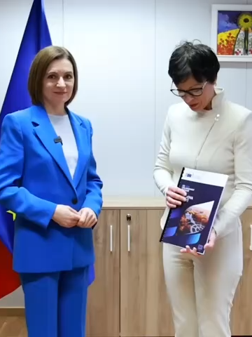 Maia Sandu a primit Raportul de Extindere: Moldova își merită locul în familia europeană Comisara Europeană pentru Extindere, Marta Kos, i-a înmânat președintei Maia Sandu Raportul de Extindere pentru Republica Moldova. Documentul arată că în ultimele 12 luni țara noastră a înregistrat cele mai mari progrese dintre toate statele candidate, pe toate capitolele procesului de aderare. Maia Sandu a salutat concluziile raportului, declarând: „Moldova a demonstrat că și în cele mai dificile vremuri, livrează — iar Uniunea Europeană poate conta pe noi. Țara noastră își merită locul în familia europeană, acolo unde libertatea este protejată și oamenii pot trăi cu încredere în ziua de mâine”. Amintim că șefa statului a efectuat o vizită de lucru la Bruxelles (https://realitatea.md/maia-sandu-a-primit-raportul-de-extindere-moldova-isi-merita-locul-in-familia-europeana/).