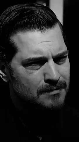 Kolay mı veda etmek… Sevdiğin hâlâ kalbindeyken, nefesin onun adını taşırken… Her hatırada sesi yankılanırken, nasıl kolay olur gitmek? Bir kalbi geride bırakmak, aslında kendini orada unutmak demektir. 💔🥀 #EşSan #esrefruya 