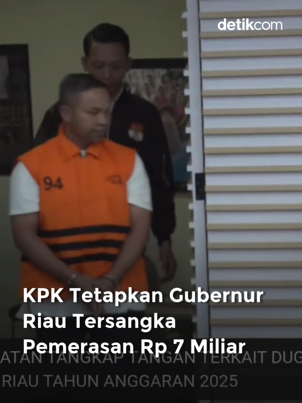 KPK menetapkan Gubernur Riau Abdul Wahid sebagai tersangka kasus dugaan pemerasan terhadap para bawahannya di Dinas Pekerjaan Umum, Penataan Ruang, Perumahan, Kawasan Permukiman dan Pertanahan (PUPR PKPP) Riau. Selain Abdul Wahid, KPK juga menetapkan dua orang lainnya sebagai tersangka. 