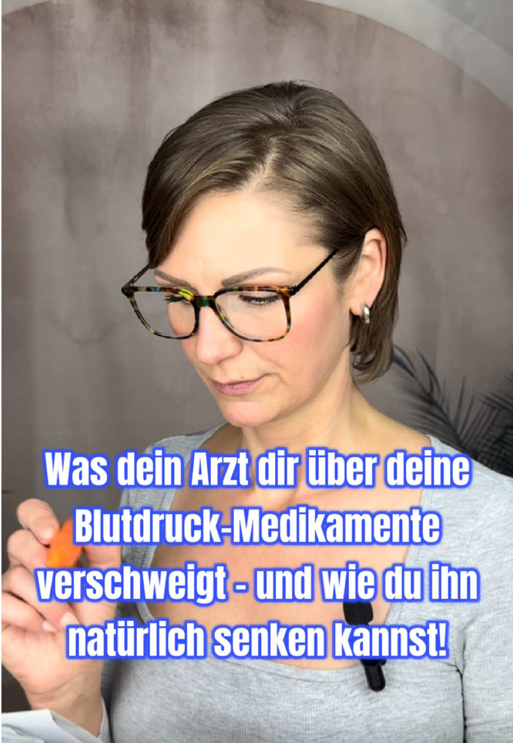 Warum spricht dein Arzt eigentlich nicht darüber mit dir? 🤔 Millionen Menschen nehmen täglich Blutdrucksenker – oft über Jahre hinweg. Doch kaum jemand erfährt, warum der Blutdruck überhaupt steigt. Die Medikamente senken Werte, aber sie heilen nicht die Ursache. Und während die Tabletten wirken sollen, leidet oft dein Energielevel, dein Kreislauf, sogar dein Herz. 💡 Was, wenn es auch anders geht? Natürlich. Nachhaltig. Ohne Chemie. Es gibt Lebensmittel, die deinen Blutdruck tatsächlich messbar senken können – und dabei deinen Körper stärken. 👉 Schau dir das Reel an – und schick es an jemanden, der das wissen sollte. 💬 Schreib mir: Wusstest du das schon oder überrascht dich das?