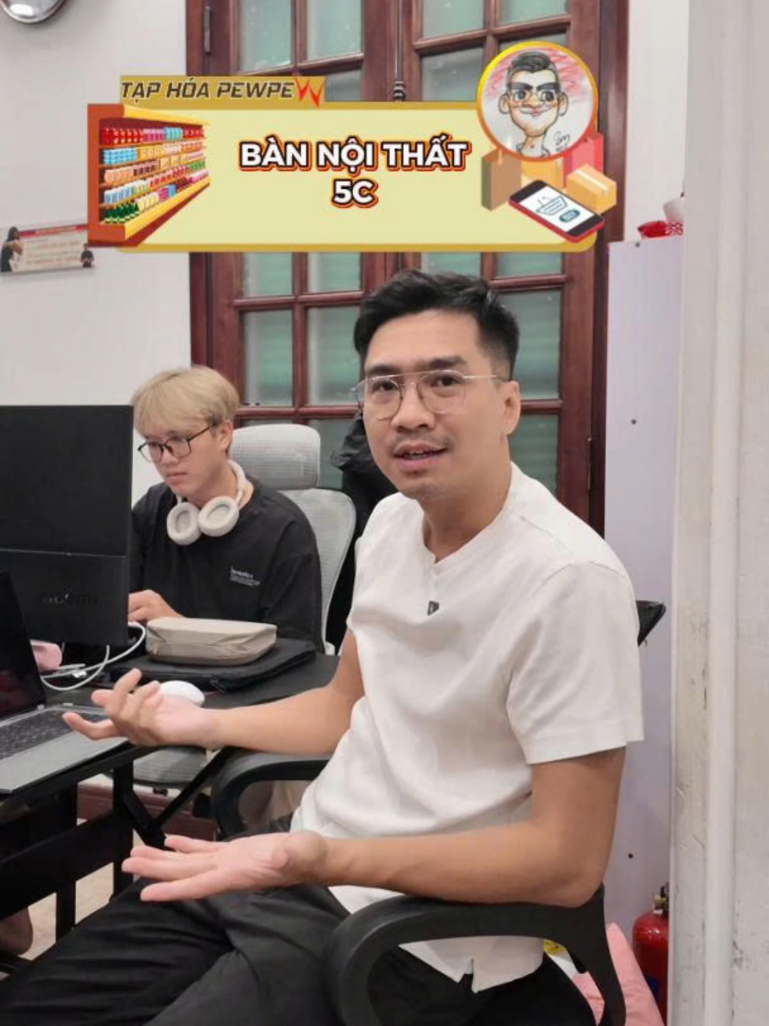 [REVIEW KHÔNG BOOKING] VIDEO REVIEW BÀN LÀM VIỆC, GAMING CỦA NỘI THẤT 5C    Bàn gaming, Bàn làm việc Nội Thất 5C có 3 dáng chân: K, U, Z. Với thiết kế tinh tế, hiện đại, mặt gỗ công nghiệp cao cấp được phủ Melamine dày 1.5cm. Chân sắt sơn tĩnh điện, mặt gaming cắt CNC uốn cong bo gaming chống gù.   Rất mong quý khách hàng/ khán giả có thể để lại bình luận/ góp ý hay sản phẩm quan tâm nhé.   * Chúng tôi nhận hoa hồng từ các nhãn hàng khi bán/ giới thiệu/ trải nghiệm các sản phẩm được liên kết với video này.  *  #taphoapewpew #pewpew #bangaming #banlamviec #noithat5c