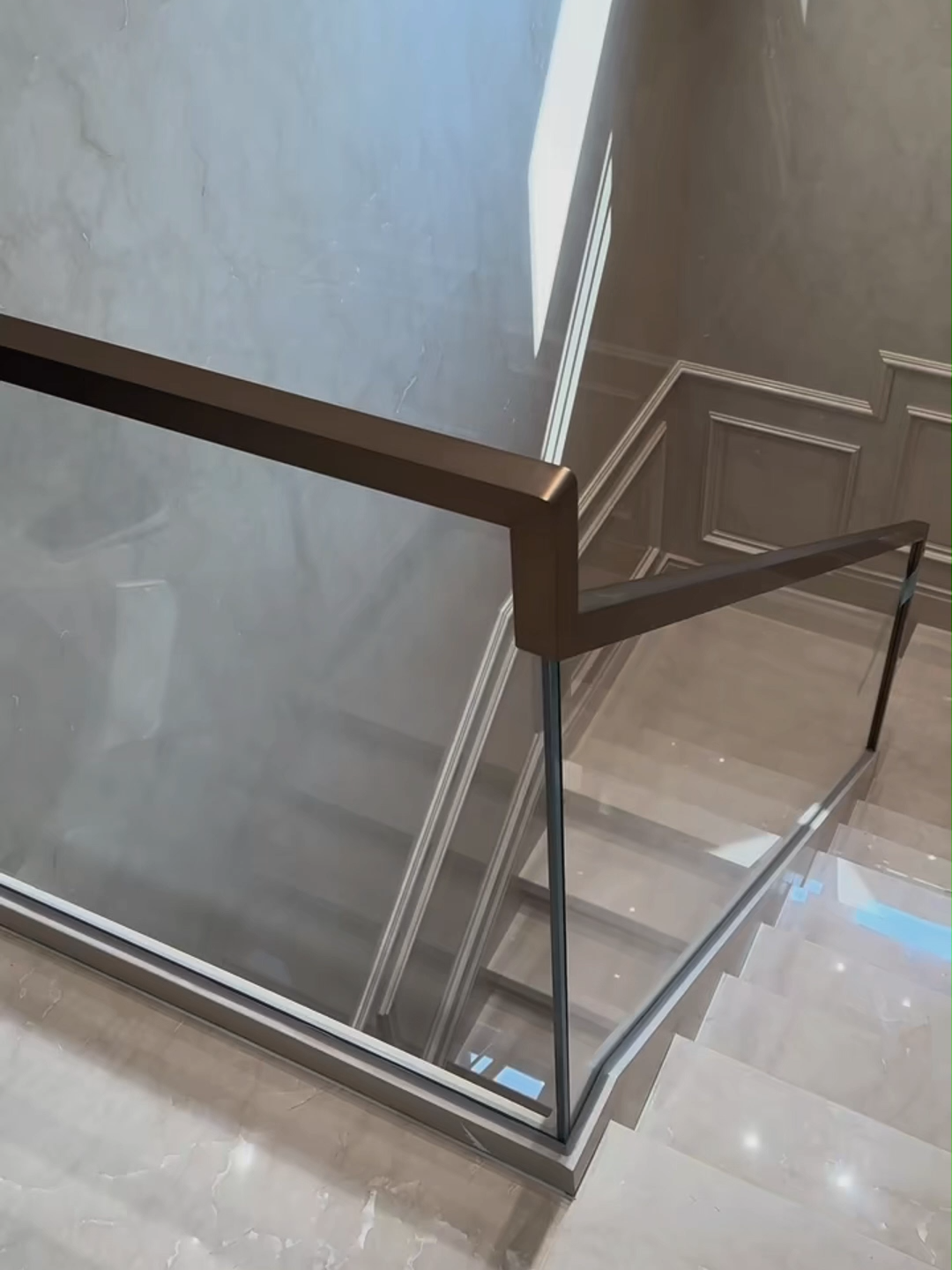 Cầu thang thang kính âm sàn có vẻ rất đơn giản nhưng đem lại sự đẹp mắt và gọn gàng và hiệu quả nhất ở những nơi không gian hẹp. Cầu thang thiết kế kính kính âm sàn được ứng dụng nhiều trong các biệt thự, nhà hàng, nhà nghỉ, khách sạn vừa và nhỏ và một số công trình dân sinh.#cauthang #cauthangkinh #cauthangdep #cauthangsatnghethuat #cauthangxuongca #noithatthongminh #noithat #cauthanggo