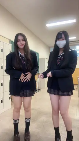 これシュールすぎて爆笑してる。放課後みんなで江戸の走り方練習してたら先生も参加してきてしんだ#神奈川 #fjk #jkブランド #おすすめのりたい #バズらせて @glow...berry_ 