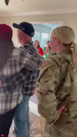 The family’s reaction when the soldier suddenly comes home 🥲🥲🥹#militaryhomecoming #Love #family #soldiercominghome #fyp 