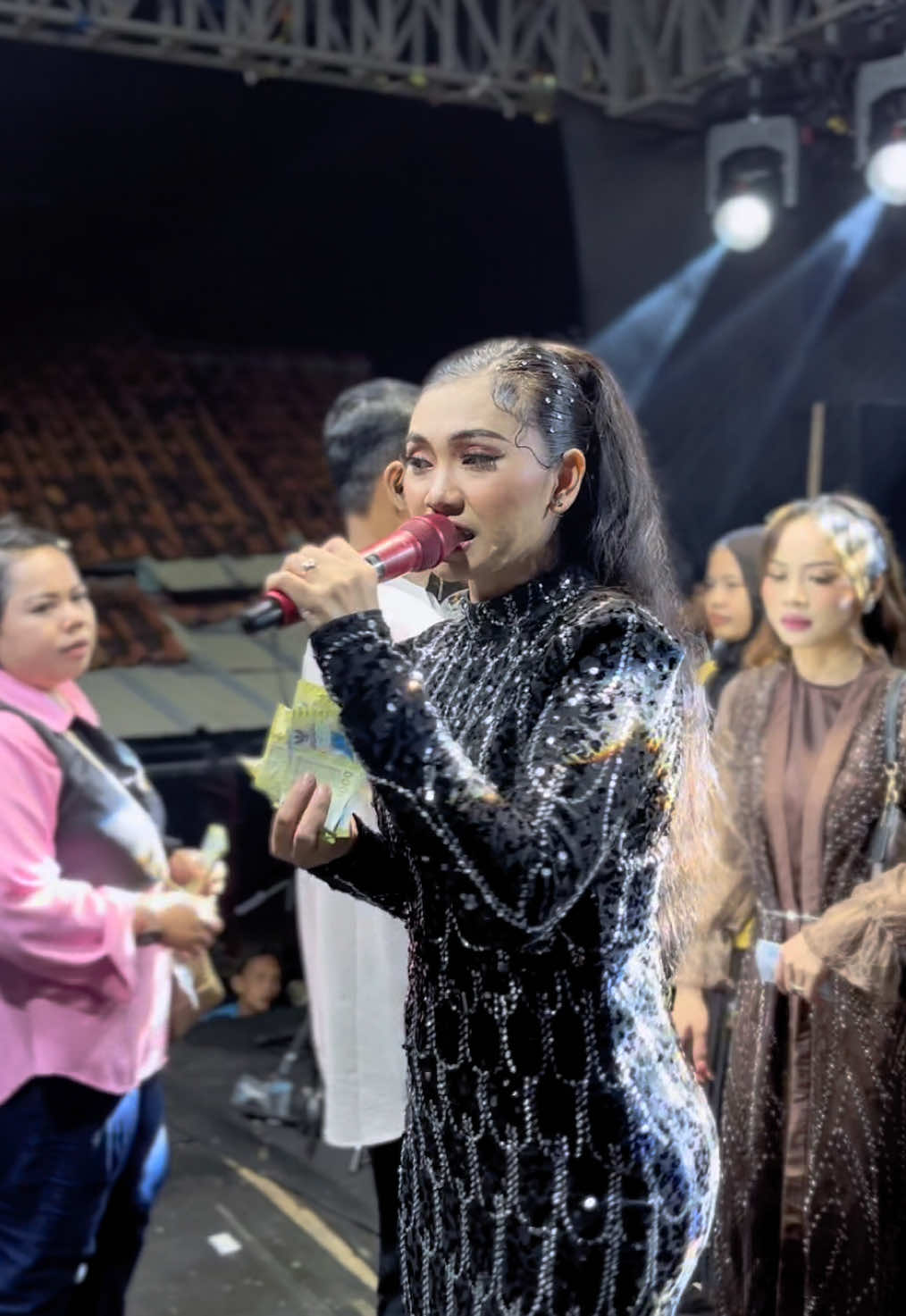 Mending kejebak udan bisa ngaub dari pada kejebak nyaman keder garap apa 🙂 #dindapuspitasari #primadonapantura #langitmusicpantura #tarling_indramayu_cirebon 