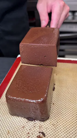 贅沢にチョコブレンドした濃厚テリーヌショコラ！ テリーヌショコラ 3842円 数種類のチョコレートをブランドし、濃厚な生クリームと合わせてじっくりと蒸し焼きにし、濃厚な仕上がりの贅沢チョコテリーヌ 🍚店名: ショコラトリー・パティスリー ソリリテ 住所: 大阪府大阪市西区江戸堀2-2-5  最寄駅: 本町駅徒歩11分 営業時間：11:00〜19:00 定休日：火曜日 #大阪グルメ#Japanesefood#tiktokfood