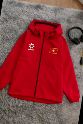 Áo khoác gió đội tuyển việt nam. #aokhoacgio2lop #thoitrangtiktok #viral #outfit #aokhoacgio 