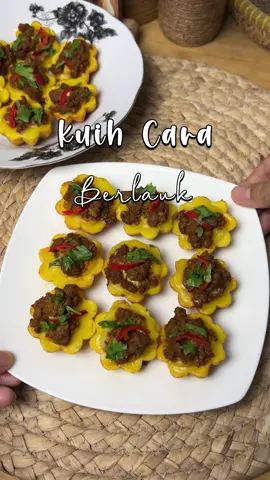 Kuih Cara Berlauk  di Hari Lahir✨ Tak perlu hadiah besar… cukup rasa puas  hati bila first time buat menjadi ! 🎉  Happy Birthday to me.. sweet 20☺️✨ teringat mak ada bagi acuan cermai.. terus lah kita buat.. bahan senang je ..cuma perlu sabar sikit..☺️ajomm Macam biasa atul guna Serbuk Kari Daging dari Mak Siti , memang recommended 👍 Pilih Rempah Buatan Muslim, rempah Mak Siti... Boleh dapatkan Rempah Mak Siti di @Rempah Ratus Mak Siti @MAK SITI REMPAH RATUS @Rempah Mak Siti Official  Bahan Inti: 🌹 1/2 biji Bawang Holland 🌹 1 ulas Bawang Putih 🌹 200gm Daging Kisar  🌹 1 sb Serbuk Kari  Daging Mak Siti 🌹1/2sk Serbuk Cili  🌹garam & perasa 💐 Cili Merah & daun sup** hiasan  Bahan Kuih Cara: ✨ 2 Cawan Tepung Gandum ✨ 1 Cawan Santan ✨ 2 Cawan Air ✨ 1 Biji Telur ✨ Garam ✨ Serbuk Kunyit atau pewarna kuning   . Selamat mencuba 🥰 . #kuihcaraberlauk  #rempahmaksiti #ingatmasakanmakingatmaksiti #masakcarayatul  #yatulmasak            