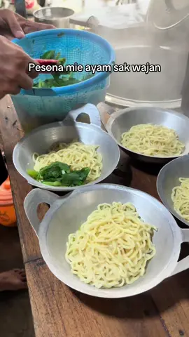 Info MBG (Makan Bareng Gondrong) ready mie ayam kuah & mie ayam goreng. Buka mulai jam 11.00 - habis  LOKASI & INFO PEMESANAN ADA DI BIO 🥰🙏🏻#mieayam #mieayamgondrong #mieayamgoreng #bojonegoro24jam 