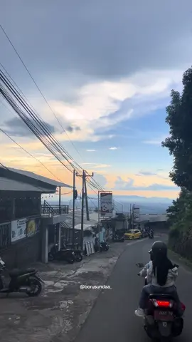 daerah bojong koneng sentul bogor banyak warung & cafe yg viewnya cakep abiss🤩 ig : @borusundaa_ #vibesbogor #kotahujan #bojongkonengsentulbogor #warungjurangbojongkoneng #sentulcity 