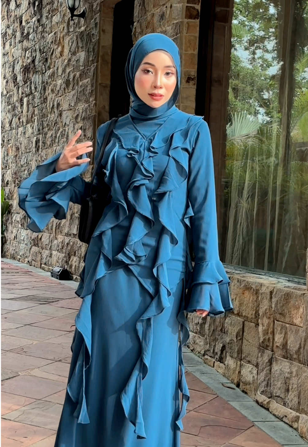 ahh sudah ! jamilah ke asslah ni🤣? cantikk weh warna ni serius, nampak naik seri😍! ke korang rasa macam mana🤔? release 7.11.2025‼️#thesistersraya #thesisters #thesistershub #asslah @Asslahierah 