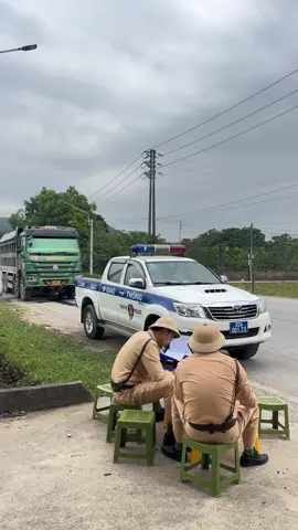 Thôi kệ nó. Bắt thì xin việc cơi thì vẫn cứ phải cơi 😬@Hải ⏪️ 20 ⏩️ @Hoa Vô Khuyết ¹⁹⁹² @*trạm*dừng*chân* #xebenhowo #laixeben 