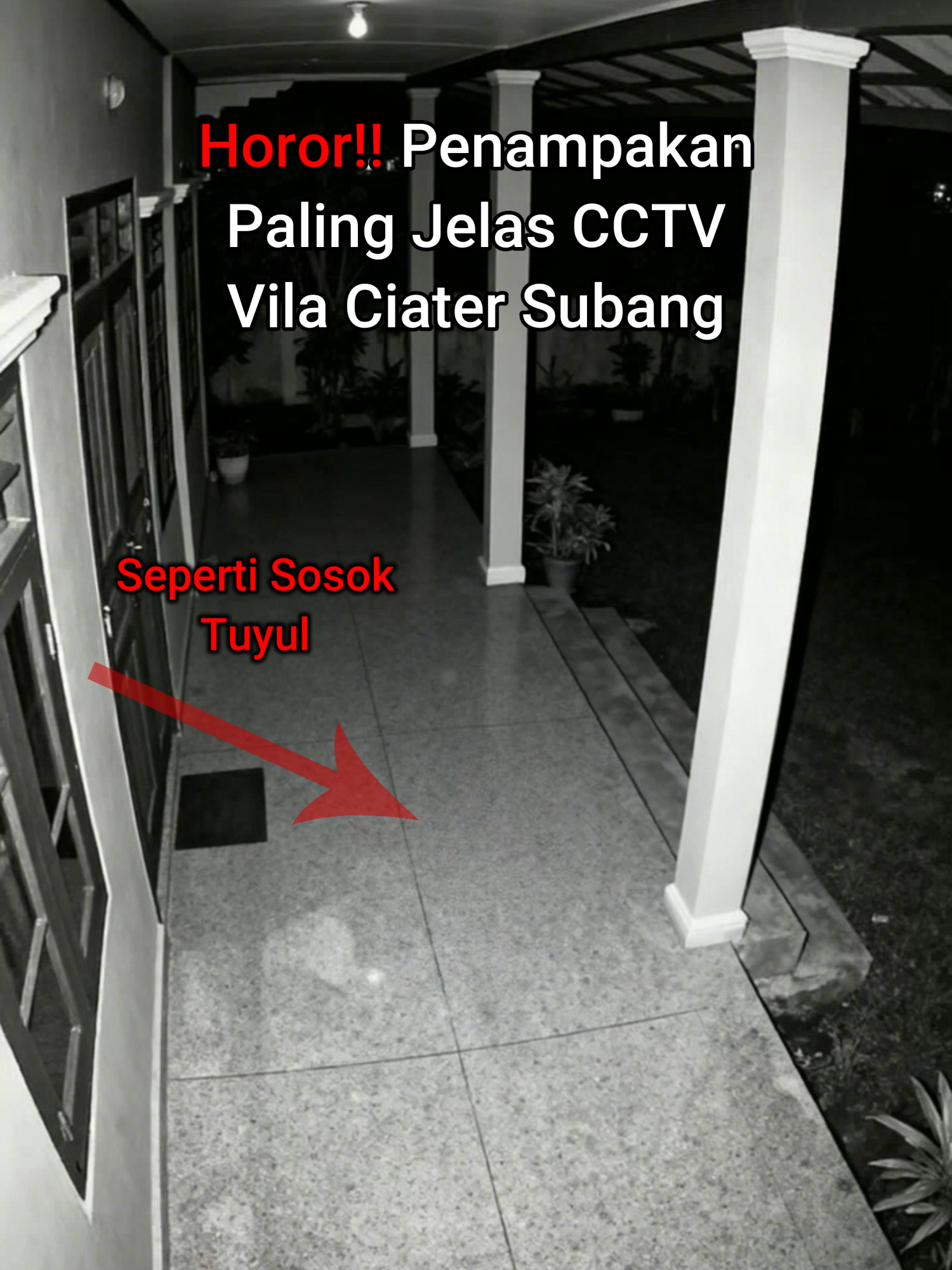 Horor!! Penampakan Paling Jelas CCTV Villa Ciater Seubang CCTV villa di Ciater ini ngerekam penampakan PALING JELAS yang pernah ada! 😨   Sosok wanita misterius muncul di kamera depan dan menghilang begitu saja! 👻   Asli banget, bukan editan!