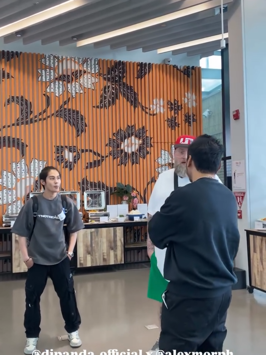 Kayak lagi jalan2 ama kakeknya ya ampun lucu bangettt 🐼🤏😍😍😍😍 Keren Kopan aw aw aw 🔥