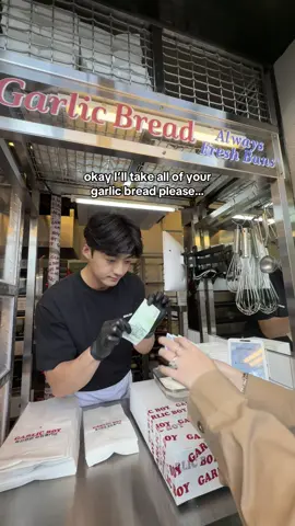 garlic boy 👦🏻 definitely coming back for more bread… 🧄🍞 #bread #breadtok #seoul #seoulfood #fyp 