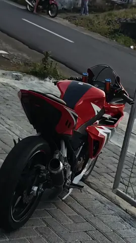 Pecinta polisi tidur🗿#cbr150r #k45r #ogahjinjitstyle #ogahjinjit #masukberanda #trend #4u #manado 