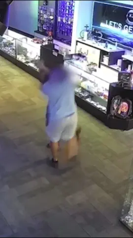 🔥 ¡Cliente en La Florida arremete contra repartidor porque la orden llegó desordenada! 🔥 Un pedido de comida se convirtió en una pelea en un centro comercial de Florida, ¡y terminó con un arresto!   Un repartidor llega con el pedido – pero el cliente, un empleado de 24 años de una tienda del centro comercial, no responde mensajes ni llamadas. Cuando finalmente recibe la comida, la encuentra “desordenada” y estalla en ira. Hubo gestos ofensivos, golpes, según grabación en video.   La policía determinó que él inició la pelea, lo arrestan por agresión; el conductor sufrió lesiones leves.   #do#doordashb#ubereatsn#instacartm#amazonb#uberdriverp#sparkdrivere#deliveryfoode#repartidor