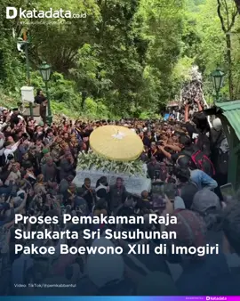 Jenazah Raja Keraton Kasunanan Surakarta Hadiningrat, Pakoe Boewono (PB) XIII, dimakamkan di Kompleks Makam Raja-Raja Imogiri, Bantul, Daerah Istimewa Yogyakarta, pada Rabu (5/11).   Tiba di Imogiri, dilakukan prosesi serah terima jenazah dari pihak Kraton Surakarta dalam hal ini Senopati Lampah kepada Bupati Pajimatan Surakarya bertugas di Makam Raja-raja Imogiri. Kompleks Makam Imogiri atau Pajimatan Imogiri merupakan pemakaman para raja dan keluarga besar Dinasti Mataram Islam. KRMH Suryo Manik Moyo mewakili Keraton Surakarta menyerahkan jenazah kepada KPH Djoyo Adilogo dalam prosesi yang berlangsung khidmat. Usai serah terima, jenazah ditandu ke Masjid Kagungan Dalem Pajimatan Imogiri untuk disalatkan. Setelah itu jenazah diangkat dan menaiki 406 anak tangga menuju puncak kompleks pemakaman, diiringi doa para warga yang turut menyaksikan proses pemakaman. Kreator konten: Yelinda Editor: Nur Farida #PakoeBoewonoXII #Imogiri #RajaSurakarta #Surakarta #KatadataUpdate  