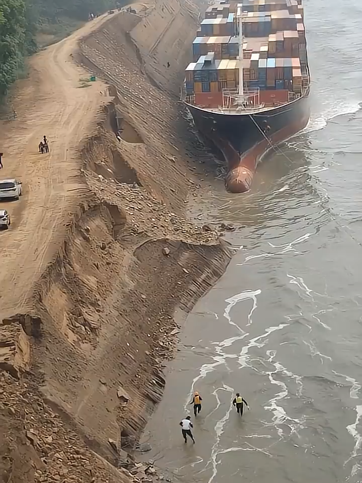 Fixed Cctv capturing Cargo Loaded Ship Losing Balance #cargo #cargoship #cctv #losingweight #viral-1