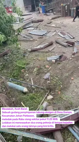 Meulaboh, Aceh Barat –  Sebuah ledakan terjadi di gudang penyimpanan tabung oksigen di Desa Gampa, Kecamatan Johan Pahlawan, pada Rabu siang sekitar pukul 11.25 WIB. Dua orang pekerja dilaporkan meninggal dunia di tempat kejadian. Seorang pekerja lainnya mengalami luka parah dan saat ini dalam kondisi kritis. Ledakan ini juga menyebabkan kerusakan pada enam rumah di sekitar gudang. Petugas Badan Penanggulangan Bencana Daerah (BPBD) Aceh Barat segera dikerahkan, termasuk tim pemadam kebakaran dan ambulans, untuk mengevakuasi korban serta mengamankan lokasi. Penyebab pasti ledakan masih dalam penyelidikan pihak berwenang. #meulabohacehbarat❤️❤️  #viral  #fyp  #infoterkini  #serambinews 