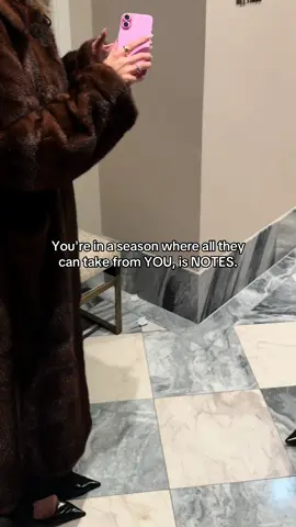 You can try baby but you’ll never do it like me🫴🏼 #vintagefur 