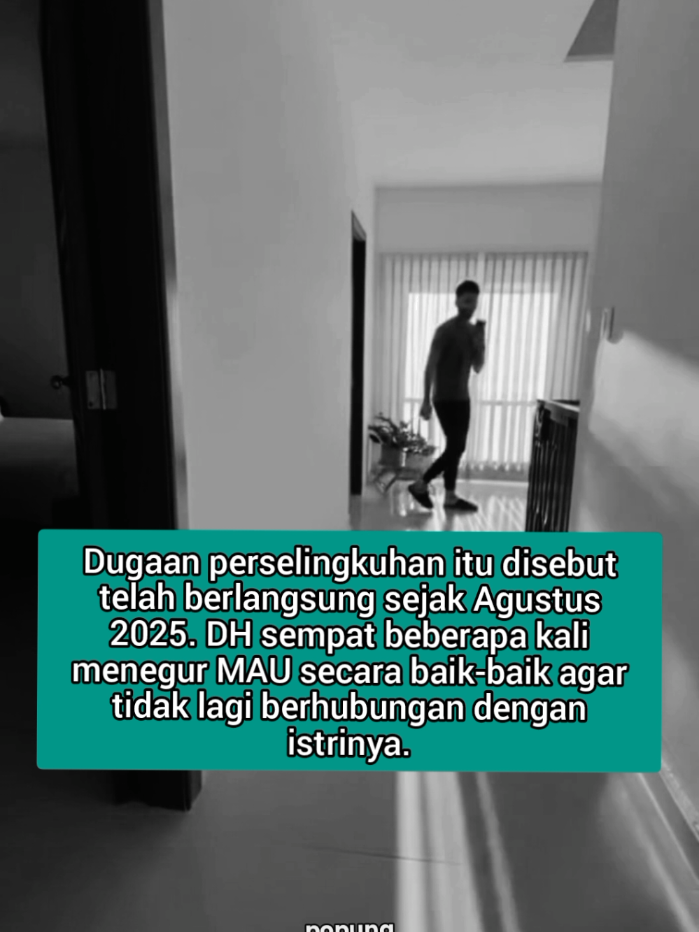 Bengkulu. Kasus dugaan perselingkuhan yang melibatkan oknum pegawai Kejaksaan Negeri (Kejari) Lebong berinisial MAU dengan seorang wanita berinisial NA belum menemukan titik terang. Kasus ini sebelumnya dilaporkan DH yang tak lain suami dari NA sendiri, pada Kamis, 9 Oktober 2025. Kerabat DH, Yulios Kelana Saputra, mendesak Kejaksaan Tinggi (Kejati) Bengkulu untuk segera menindak tegas oknum tersebut sesuai ketentuan hukum dan kode etik Aparatur Sipil Negara (ASN). “Kami meminta Kejati Bengkulu tidak menutup mata. Oknum seperti ini harus segera ditindak karena telah mencoreng nama baik institusi kejaksaan dan merusak rumah tangga orang lain,” tegas Yulios, Minggu, (01/11/2025). Ia mengungkap, dugaan perselingkuhan itu disebut telah berlangsung sejak Agustus 2025. DH sempat beberapa kali menegur MAU secara baik-baik agar tidak lagi berhubungan dengan istrinya. Bahkan, pertemuan antara DH, NA, dan MAU sempat difasilitasi demi penyelesaian secara kekeluargaan. Namun, upaya tersebut tidak membuahkan hasil. “Awalnya adek saya sudah menegur langsung, bahkan dua kali bertemu. Tapi ternyata mereka tetap berhubungan,” ujar Yulios. Lebih lanjut, Yulios menyebut puncak kejadian terjadi pada 6 Oktober 2025, ketika MAU terekam kamera CCTV memasuki rumah DH saat DH sedang berada di kantor. Dalam rekaman itu, MAU dan NA terlihat masuk ke kamar tidur pasangan suami istri tersebut. “Awalnya mereka di kamar anak, lalu berpindah ke kamar utama setelah terlihat ayahnya datang ke rumah,” jelasnya. Sementara DH mengatakan, baru sekali dimintai keterangan oleh Kejati Bengkulu, namun prosesnya masih sebatas klarifikasi awal. “Ditanya kronologi, jadi aku jelaskan sesuai dengan yang aku laporkan kemaren, tanpa ada yang aku tutup-tutupi” kata DH, Senin, (20/10/25)  Sumber Artikel :  Interaktif News , 2 Nov 2025. #istriselingkuh  #asnselingkuh 