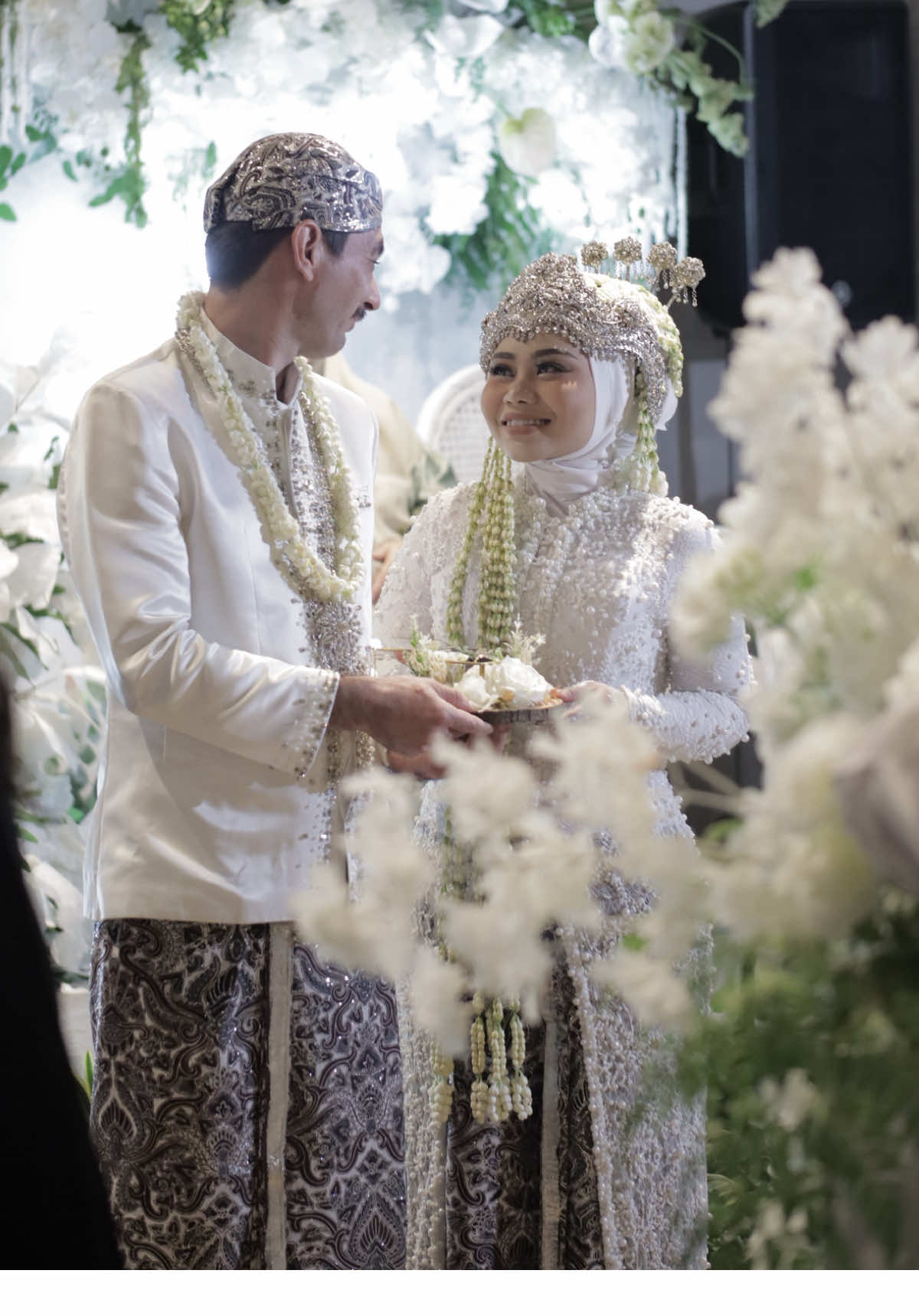 Dulu Belanda jajah Indonesia, sekarang aku jajah hati kamu sampe nyamperin ke Indonesia yaa 🙂‍↔️🤭 #mixedcouple#mixcouple#ldrcouple#ldrstory#fypage  