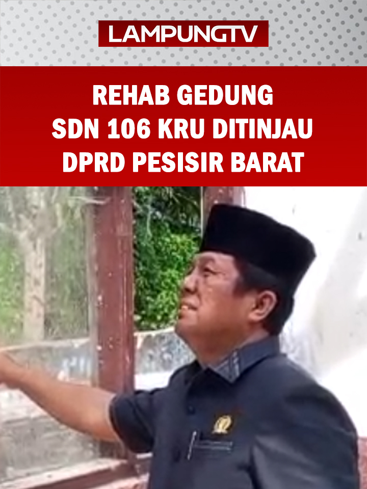 KRUI (5/11/2025) – Tiga anggota DPRD Pesisir Barat meninjau proyek rehabilitasi Gedung SDN 106 Krui, Selasa 4 November 2025. Peninjauan ini memastikan pembangunan sesuai spesifikasi dan aturan. Anggota Komisi I DPRD Pesisir Barat, Sahrul Jaya, serta dua anggota Komisi III, Rendi dan Mulyadi, menilai proyek rehabilitasi Gedung SDN 106 Krui merupakan bagian program peningkatan sarana dan prasarana pendidikan tahun anggaran 2025. Para legislator menyoroti beberapa aspek pekerjaan, mulai kualitas material, progres fisik bangunan hingga transparansi anggaran. Mereka juga menegaskan pentingnya keterbukaan informasi kepada masyarakat agar proyek benar-benar bermanfaat bagi dunia pendidikan. Anggota dewan terkejut melihat salah satu tiang penyambung atau penopang atap gedung diduga memakai material bekas. Menurut Sahrul Jaya, penopang itu menggunakan sambungan bukan kayu baru. Anggota dewan juga  mengatakan proyek rehabilitasi gedung sekolah ini tidak memasang papan informasi perkerjaan. Mulyadi menyampaikan beberapa material bangunan tidak sesuai spesifikasi karena menggunakan barang-barang lama. Ia mengharapkan Pemkab Pesisir Barat memerhatikan pembangunan gedung SDN 106 Krui demi kelayakan kegiatan belajar mengajar. @lampungtelevisi.com