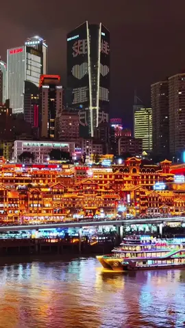 นี่คือเมืองที่ทำให้คุณตกหลุมรักตั้งแต่แรกเห็น — ฉงชิ่ง (Chongqing)  ตอนกลางวัน เมืองนี้เหมือนเขาวงกตบนภูเขา รถไฟลอยฟ้าวิ่งผ่านตึกสูง ๆ เหมือนหลุดเข้าไปในโลกอนาคต พอถึงเวลากลางคืน แสงไฟจากสองฝั่งแม่น้ำเจียหลิงเจียงและแยงซีเกียงส่องประกายระยิบระยับ  ย่าน หงหยาตง (Hongyadong) เปล่งประกายเหมือนตลาดกลางคืนสุดโรแมนติกของไทย แต่ตั้งอยู่บนภูเขาอย่างมีเอกลักษณ์ จากตัวเมือง ขับรถเพียง 2 ชั่วโมงก็ถึง อู่หลง (Wulong) แหล่งมรดกธรรมชาติระดับโลก ที่นี่คือ “สะพานหินธรรมชาติสามแห่ง” หรือ Tian Sheng San Qiao  ภูเขาหินปูนขนาดมหึมาสูงเสียดฟ้า มีหมอกลอยปกคลุมราวกับฉากในหนัง Avatar 🌫️ เดินอยู่ใต้สะพานยักษ์แล้วเงยหน้ามอง เห็นท้องฟ้าเพียงเส้นเดียว เหมือนอยู่ในโลกอีกใบที่ธรรมชาติสร้างขึ้นอย่างน่าทึ่ง ฉงชิ่งคือเมืองที่คุณสามารถสัมผัส ทั้งความสวยของเมืองและความยิ่งใหญ่ของธรรมชาติได้ในวันเดียว มีทั้งหม้อไฟรสเผ็ดร้อน วิวเมืองแบบสามมิติ และหุบเขาหินที่น่าทึ่งที่สุดในจีน #China #chongqing #chongqingcity #traveltiktok #chinatravel #tiktoktrip #chinatrip #trip #tiktoktravel #tiktokindia #chinatiktok 