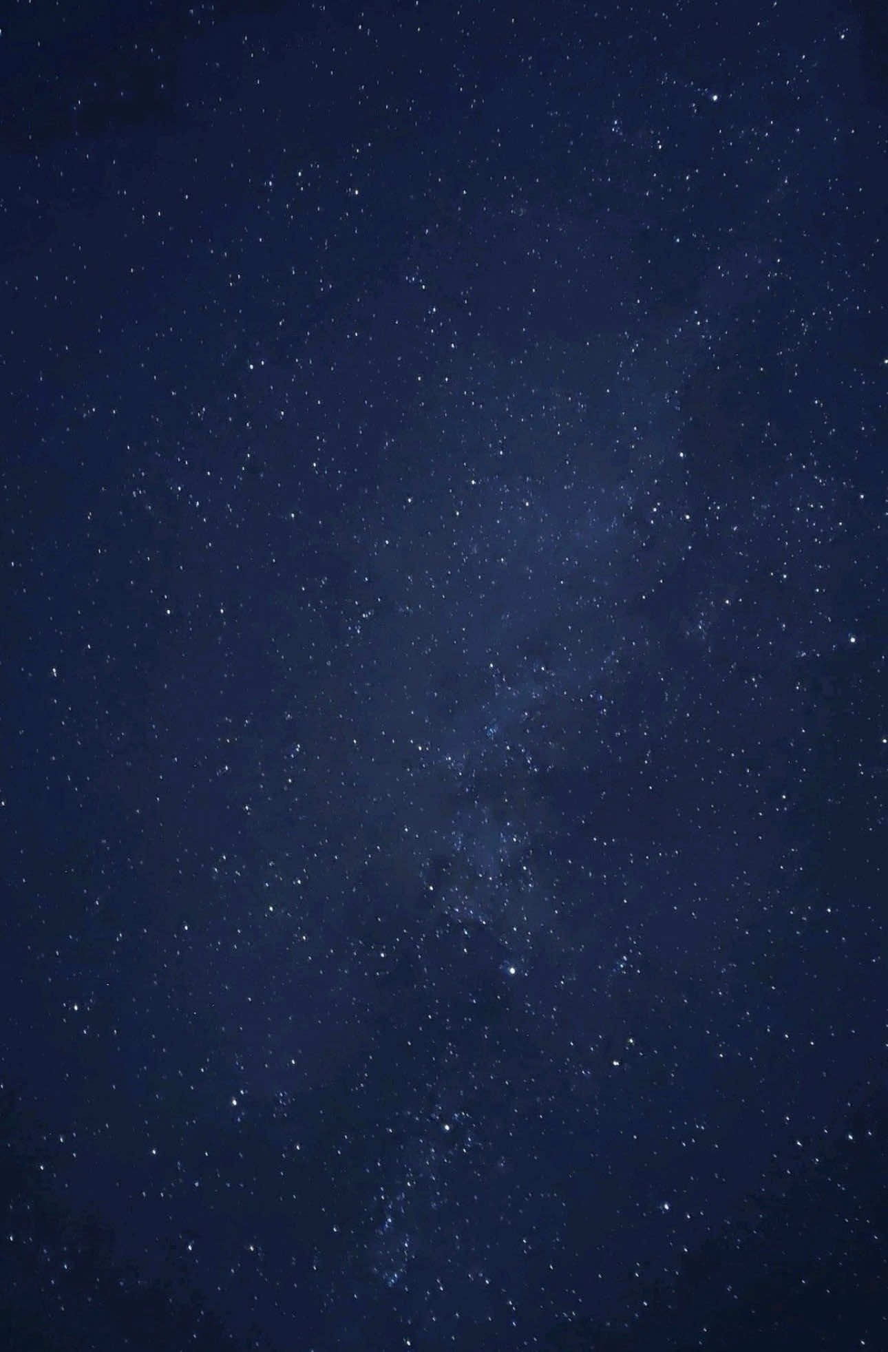 日本利用压电瓷砖将脚步转化为电能。这些瓷砖捕捉来自你脚步的动能。当你行走时，你的重量和动作会对瓷砖产生压力。瓷砖会轻微弯曲，从而产生机械应力。瓷砖内部的压电材料将这种应力转化为电能。每一步都会产生少量电荷，而数百万步结合在一起就能产生足够的电力来驱动 LED 灯、数字显示屏和传感器。在像涩谷车站这样繁忙的地方，每天大约有240万个脚步为这一系统作出贡献。这些电能可以被储存或立即使用，从而减少对传统电力来源的依赖，并支持可持续的城市基础设施。这种方法将日常运动转化为实用的可再生能源 #рекомендации#новости#треш 