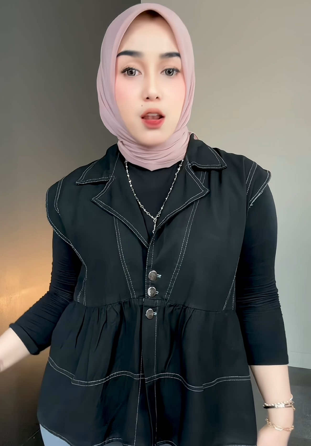 Kalian nyebutnya ini vest atau rompi ?  #vest #vestwanita #atasanwanita #ootdfashion #ootdhijab 