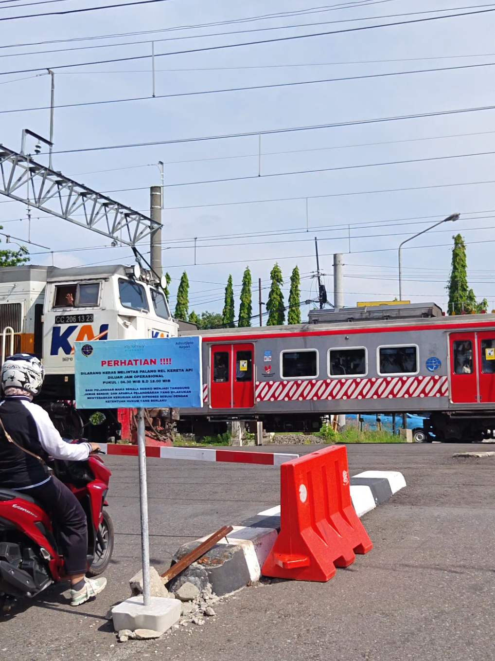 moment KRL memasuki area stasiun Maguwo dan berpapasan dengan kereta pengangkut barang . momen ini tidak sengaja terekam pas saya mau merekam jalan tembus bandara. #aau, #adisucipto, #stasiunmaguwo, #jogingtrack, #KRL, 