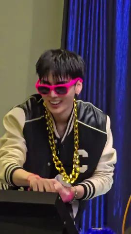 ชมพูสะท้อนแสงไปเลยเพื้ดๆน่ารักมาก #PerthSanta #Santapongsapak #Santapp #PerthTanapon #perthppe 