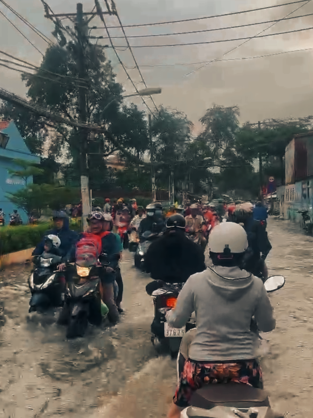 Mới 4h chiều mà nước đã ngập hết đường ở Bình Quới - Thanh Đa rồi. Mọi người tranh thủ về sớm, nếu trễ nữa thì cân nhắc khỏi về chắc tốt hơn á. #nuocngap #nuocngapbinhquoi #nuocngapthanhda #binhquoithanhda 