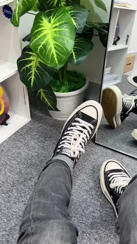 Gak usah aneh aneh, cari sepatu yang bisa masuk ke semua outfit lu aja 🥶👌 #sepatusneakers #localbrand #sepatumurah #sepatusekolah #sepatupria 