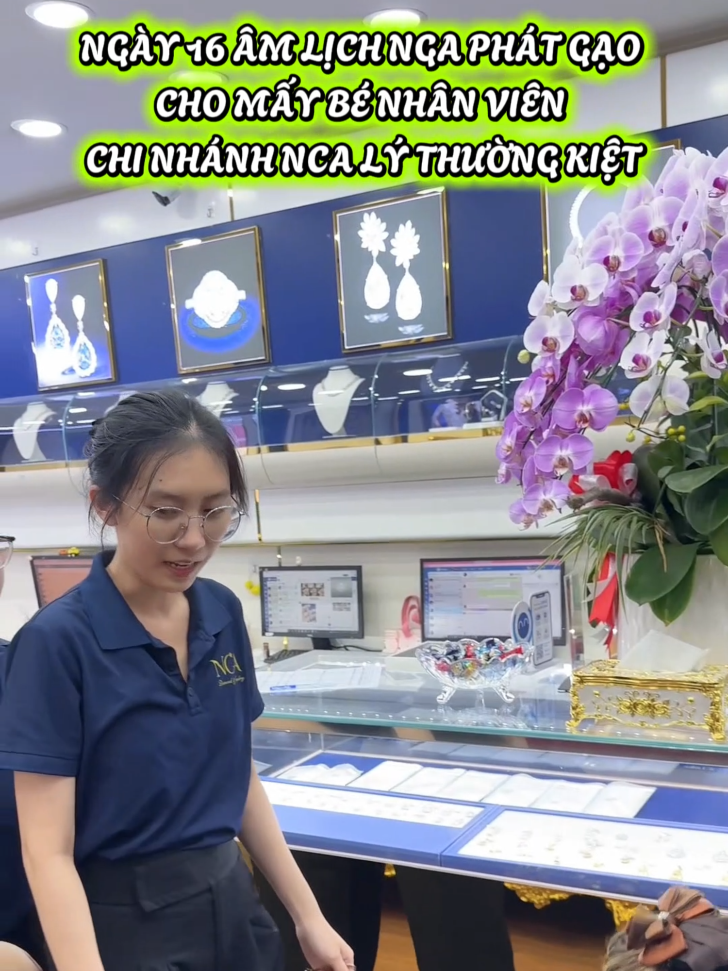 Hôm nay Nga gửi tặng những bao gạo yêu thương đến các bạn nhân viên chi nhánh Lý Thường Kiệt, một chút sẻ chia, một chút ấm áp để cùng nhau cố gắng hơn mỗi ngày. #NCA #kimcuongngocchauau #kimcuongthiennhien #HoangThanhNga #trangsuckimcuong