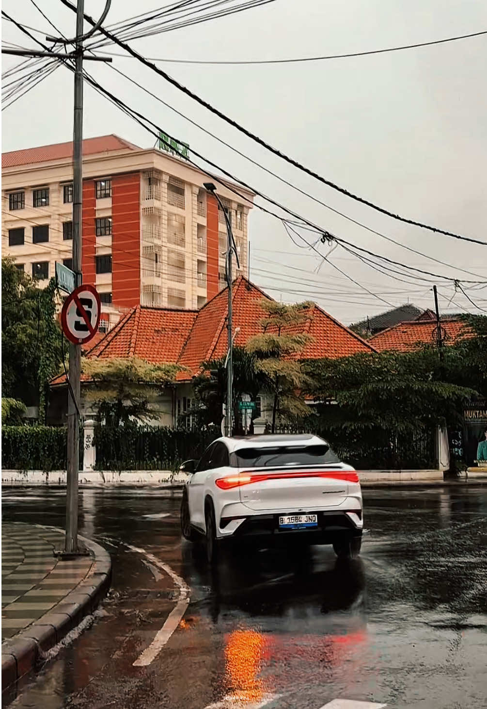 Surabaya hari ini, 5 November 2025 Nggonmu banjir ga rek?😭 #surabaya #surabayahujan #surabayatiktok #hujan #fyp 