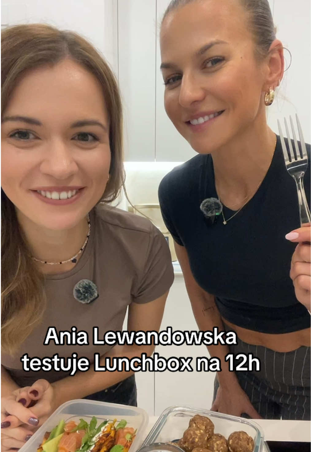 Co ja Wam powiem - jedzenie zmienia życie! 😁 i łączy ludzi 🥹 spontaniczne spotkanie z @annalewandowska w Barcelonie skończyło się takim pysznym lunchboxem ❤️ Przepisy na te dania znajdziecie już pod najnowszym filmem u Ani 🔥 #lunchboxdopracy #wrapzmarchewki #nocnaowsianka #kulkimocy