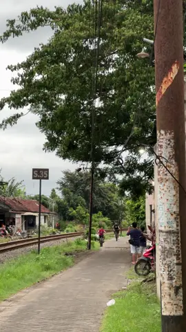 “Minggir lu miskin” Kata sang Gajayana😂#keretaapiindonesia #daop7madiun #fyp 