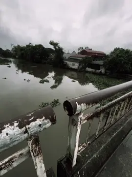 人的眼睛是黑的，心是红的，但有时眼睛一红，心也就黑. Con người có đôi mắt màu đen, trái tim màu đỏ, nhưng đôi khi mắt đỏ, trái tim lại trở nên tối tăm.