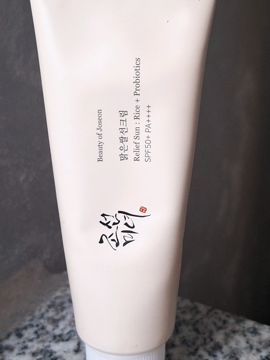 ☀️✨ Ne zaboravljam SPF u svojoj dnevnoj rutini! Beauty of Joseon Glow Sun Rice + Probiotics SPF 50+ je moj omiljeni proizvod za zaštitu kože od sunca. 🌸 • Štiti kožu od UV zraka • Hidratizira i neguje • Pomaže da ten ostane zdrav i blistav Savršen je za svaki dan, jer zdrava i zaštićena koža je osnova za pravi glow 💖 Koji je vaš must-have SPF za leto? 🌷 #beautyofjoseon  #spf50  #skincareroutines  #glowskin  #realglow 