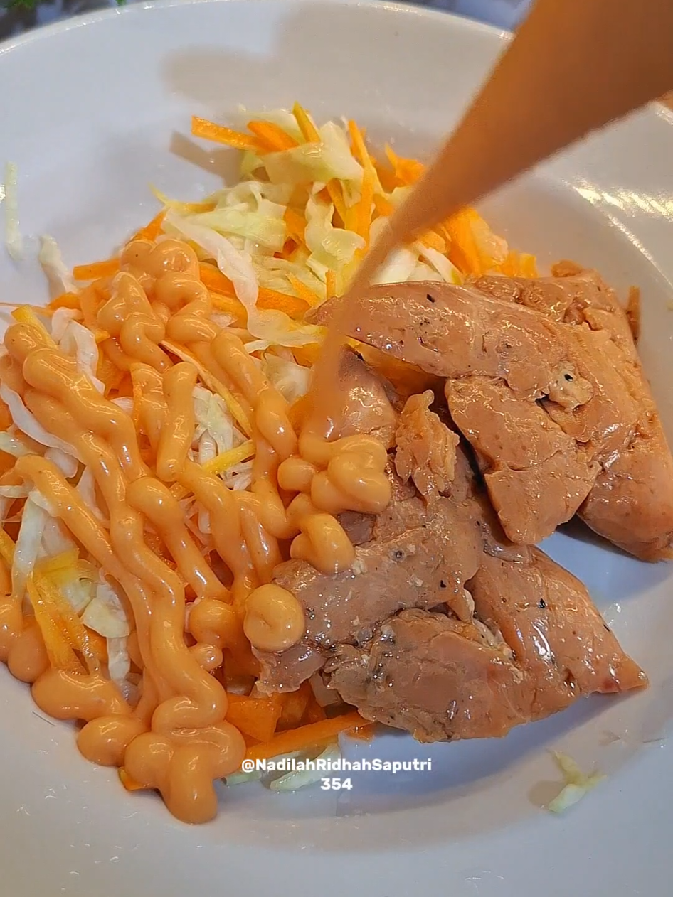 Salad ala hokben Bahan : - 1 biji wortel - 1/2 bh sayur kol Bahan 2: - 4 sdm gula pasir - 6 sdm air cuka - sedikit garam - 300 ml air Bahan 3: - 3 sdm mayo - 1 sdm saus tomat - 1/2 sdm saus sambal Bahan 4: - chiken breast cara bikin ada dividio @nutrimotion  #cemilansehat #dadaayam #saladhokben #makanansehat  #cemilandiet 