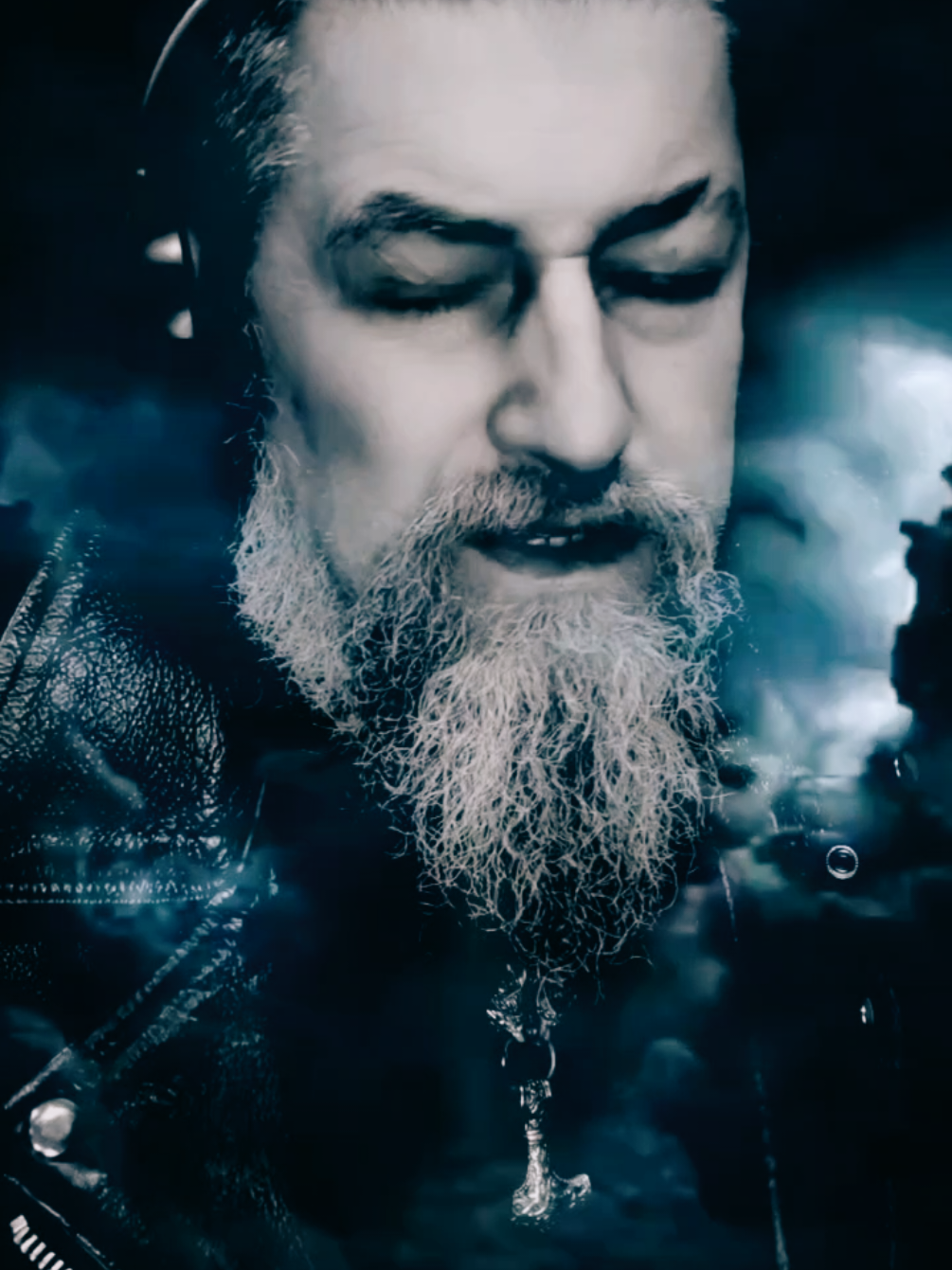 Jeder Kampf.  We often face difficult times, Everyday life demands strength and courage. But we support each other, and always find new good things. And when the day drags us down, I feel that someone is staying with me. Every struggle makes us stronger, we walk together step by step. When we fall, we rise again, and carry hope with us. Sometimes hard, the nights long, but we find light in the darkness. Every worry, every sorrow, helps us grow, to not waver. Every fight makes us stronger, we go together step by step. When we fall, we get back up, and carry hope with us. When doubt screams loud and soft, there's a friend there who stays with us. Every day shows that we endure, and that we keep moving forward. And when the world demands much of us, we know we can bear more. For where camaraderie touches the heart, the strength that guides us remains. Every battle makes us stronger, we go together step by step. When we fall, we rise again, and carry hope with us. #fürdich #viral #fyp #foryou #fy 