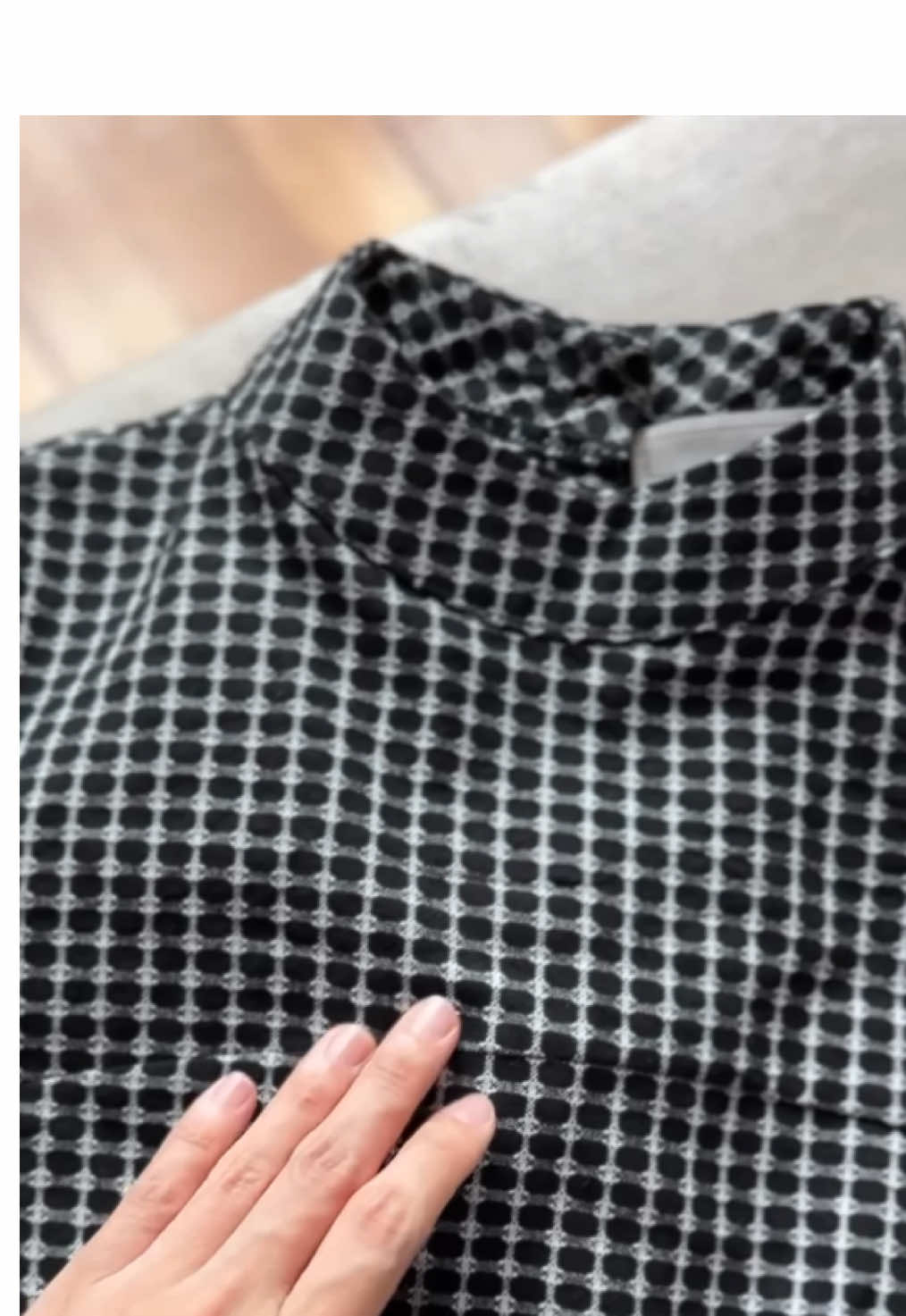 🖤เสื้อครอปสั้น คอปิดที่เรียบโก้ เนื้อผ้าคอตตอน Texture เก๋ ผ้าไม่หนาเกินไป แต่ไม่บางโปร่ง 🛒 #nari_NT1792 #narinarishop 