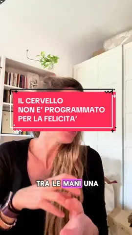 La mente cerca sempre un senso. Anche quando questo senso fa male. Perché il cervello non è programmato per la felicità: è programmato per la sopravvivenza. Preferisce una spiegazione dolorosa a un’assenza di significato, perché il vuoto lo destabilizza. Ed è così che spesso ci aggrappiamo a narrazioni disfunzionali, solo per non affrontare l’incertezza. Il lavoro terapeutico parte da qui: mettere in discussione ciò che ci raccontiamo, non per negarlo, ma per capire se ci serve davvero. Dare un senso nuovo, più autentico, meno guidato dalla paura. ⸻ 🛑 Nota importante per chi guarda (e soprattutto per chi commenta): Questo video è uno spunto di riflessione, non un contenuto esaustivo. È tratto da un lavoro reale, condiviso con consenso pienamente informato e nel rispetto di ogni normativa sulla privacy e sul trattamento dei dati. 🎓 Non è una diagnosi. 🧠 Non è una ricetta. 🗣 È solo un frammento, che racconta una modalità di lavoro e un approccio. Se il tuo istinto ti spinge a commentare con: – “Ma parli da sola o c’è qualcuno?” – “Ma é legale ?” – “Ma si rovina lo spazio terapeutico…” “Ma……” qualunque MA tu voglia aggiungere … Fermati. Il contenuto è pubblicato con ogni tutela legale e professionale necessaria. Se non ti interessa, scrolla e vai oltre. Se non capisci, è ok: questo non è un contenuto creato per tutti. Ma se senti il bisogno di aprire bocca solo per criticare, insinuare o polemizzare, sappi che non è utile, non è originale, e soprattutto non è necessario. 🔒 Questo è uno spazio professionale, non il tuo sfogo.#psicologaclinica #terapia #mente #felicity 